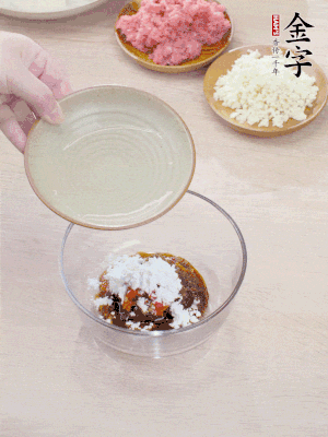 調(diào)料汁：金字火腿干貝醬2勺、剁椒1/2勺、生抽1/2勺、淀粉2勺、清水半碗。