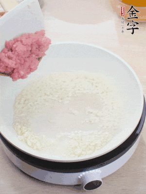 鍋內(nèi)熱油，蒜泥、牛肉泥炒至酥香。