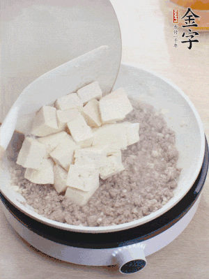 放豆腐翻拌均勻，倒料汁燜煮。