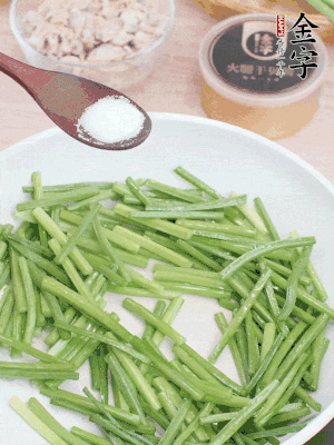 起鍋熱油，下韭菜苔炒至變色。加少許鹽。