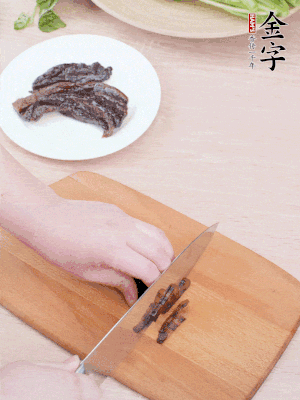 金字醬油肉下鍋煮10分鐘，切薄片。