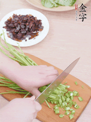 空心菜摘掉葉子，菜梗切成丁。