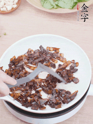 起鍋熱油，煸香醬油肉，撥拉到一邊。