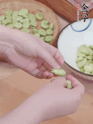 蠶豆剝殼，去掉豆衣，切碎。