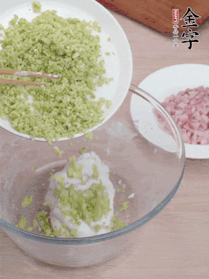 糯米粉邊揉邊加水，成團后揉進蠶豆、咸肉。