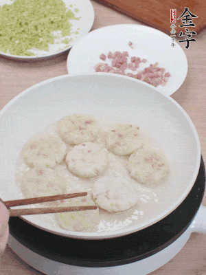 鍋中涼油，慢煎至兩面有脆殼。（油可以多一點）