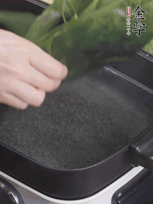 粽葉入沸水煮1分鐘，翻面再煮1分鐘，清洗干凈加水浸泡。
