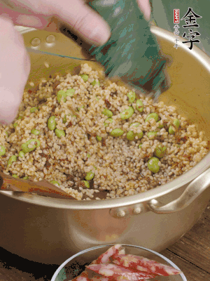 再附一張粽子，一齊向后折疊，線繩捆綁。