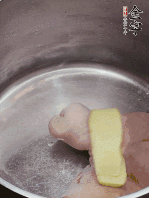 撈出洗凈后，加蔥姜、黃酒二遍焯水。