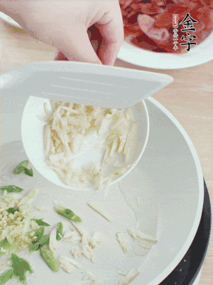 油4成熱，下蔥姜蒜、干辣椒、花椒煸出香味。