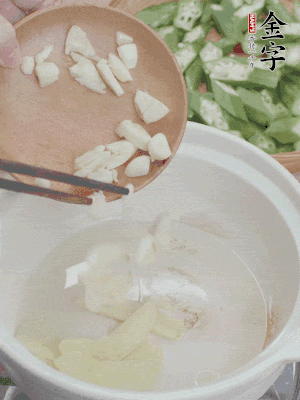 砂煲熱油，姜蒜、辣椒煸香。