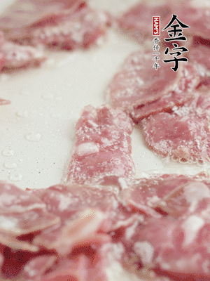 炒鍋熱油，下培根火腿煸炒。