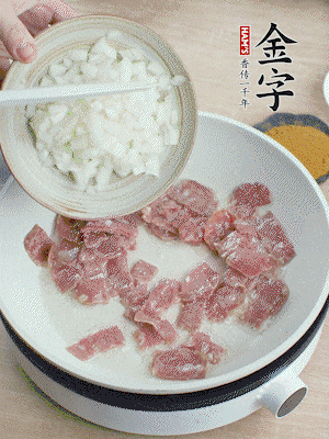 依次下洋蔥、紅菜椒、豌豆粒、玉米粒翻炒均勻。
