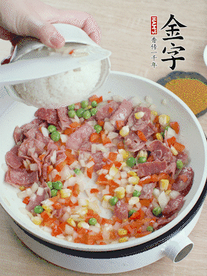 放米飯炒至顆粒分明。