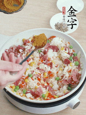 1勺咖喱粉、1/2勺鹽，少許黑胡椒碎炒均。