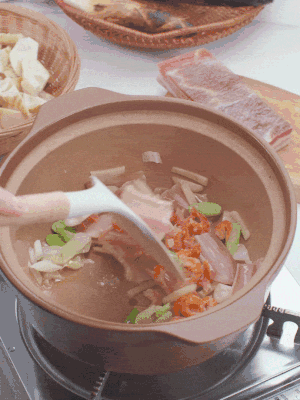 砂鍋中倒入油，放入姜片、蔥段、咸肉、海米炒出香味。