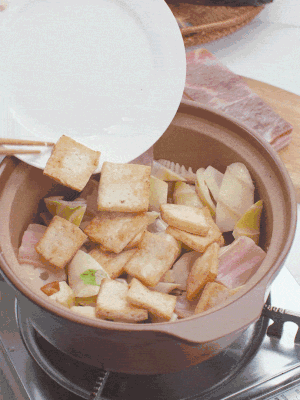 依次下春筍、豆腐，開水沒過食材。