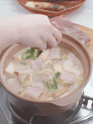 一小撮鹽、糖、雞精調(diào)味，最后撒點(diǎn)蒜葉點(diǎn)綴。