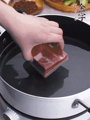 金字淡咸肉冷水入鍋煮15分鐘。