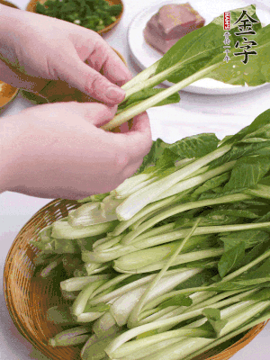 小青菜掰成一片片。