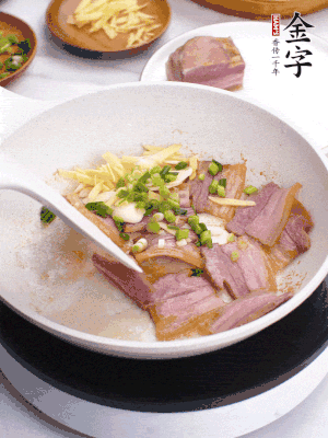 咸肉入鍋里煎至微金黃，下蔥姜蒜，撒幾顆花椒。