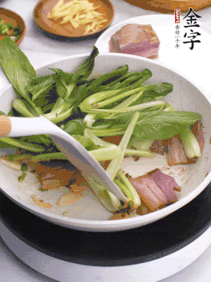 下小青菜翻炒，菜梆子變軟時，撒一點鹽、雞精調(diào)味。