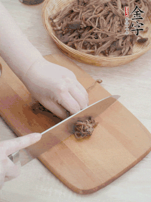 干茶樹菇浸泡過夜，去老根焯水，擠干水份。