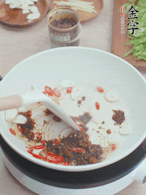 熱鍋涼油，姜蒜、辣椒、金字火腿xo醬炒香。