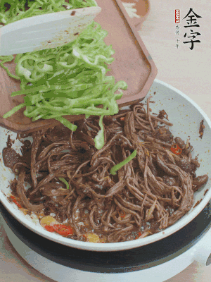 水分煸干，下青椒絲快炒1分鐘。