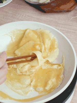 油6成熱時，下雞蛋液，邊緣凝固時翻拌成塊狀。