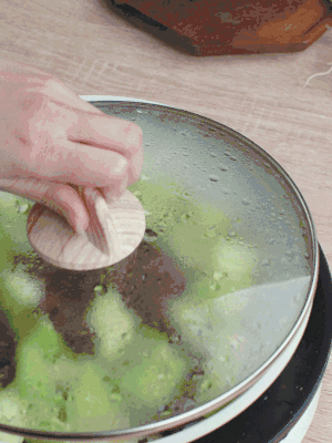 西葫蘆略出水時，加一小撮鹽調(diào)味。