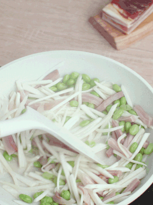 下茭白絲、青豆翻炒。