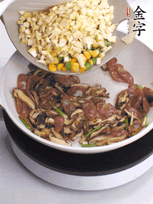鍋里熱油，爆香蔥白，下香腸片炒至微微出油，加時(shí)蔬粒、香菇粒、春筍粒翻炒均勻。