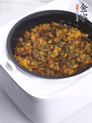 電飯煲按煮飯鍵，出鍋撒蔥花。