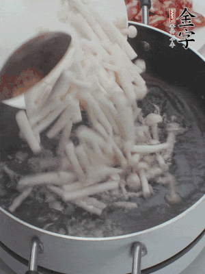白玉菇改刀焯水30秒。