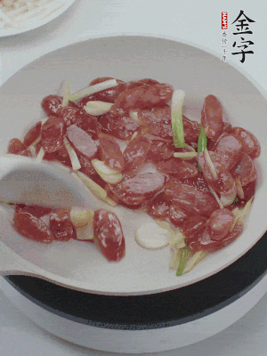 熱鍋爆香姜蒜片，下香腸炒出香味。