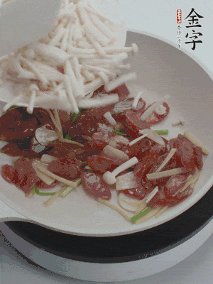 放白玉菇、青紅辣椒、雞蛋。
