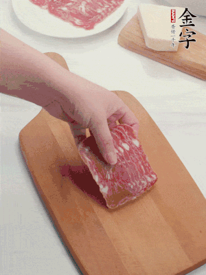 金字培根火腿改刀切小片；白洋蔥切??；新鮮豌豆剝殼。