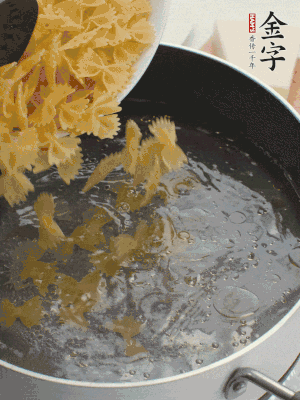 蝴蝶面加橄欖油煮熟；豌豆焯水30秒。
