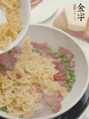 1小勺鹽調味，混合一起燉煮一下。