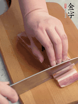 百合切去頭尾，分開洗凈;咸肉切薄片。