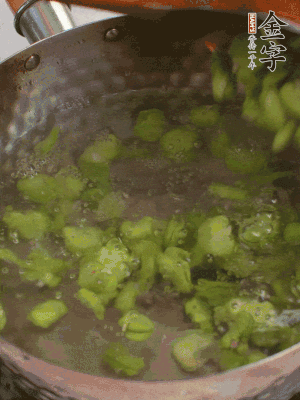 鍋中水沸，放一撮鹽，下蠶豆豆瓣焯3分鐘，下百合，3秒撈出，一起撈出瀝水。