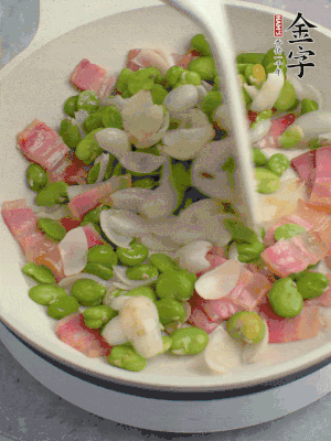 放蠶豆豆瓣、百合炒勻。