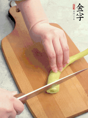 蔥切段，姜切絲，辣椒斜切成塊。
