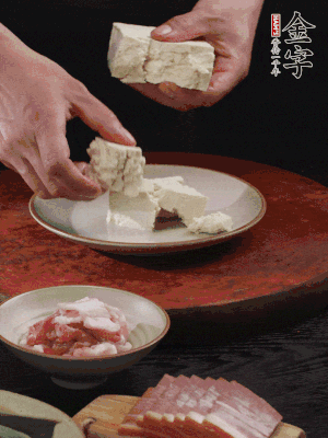 一塊老豆腐掰成大塊。