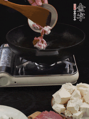冷油潤(rùn)鍋，下五花肉煸香。