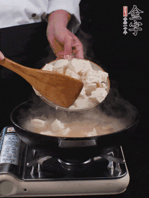 冷水入鍋，煮15分鐘。下豆腐塊，燜煮25分鐘。