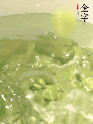 新鮮蠶豆熱水焯水30秒，然后浸入涼水。