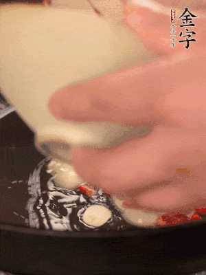 豬油潤鍋，下辣椒、大蒜、火腿片煸香。