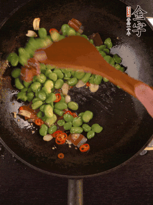 再下蠶豆煸炒，加1勺料酒調味。